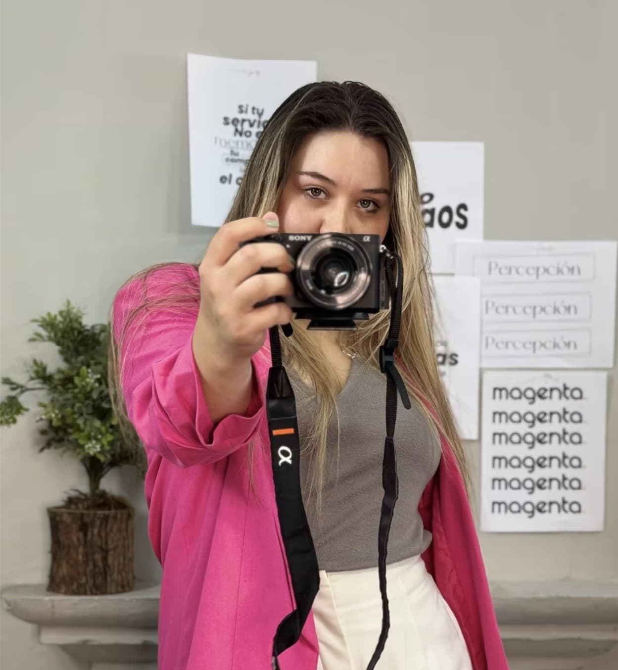 Kat Mendoza, directora creativa de Magenta, con una cámara